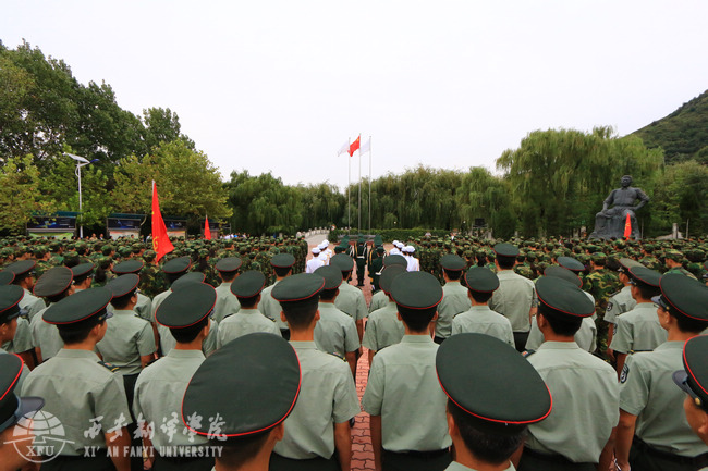 西安翻译学院2016年军训升旗仪式在诒华广场隆重举行