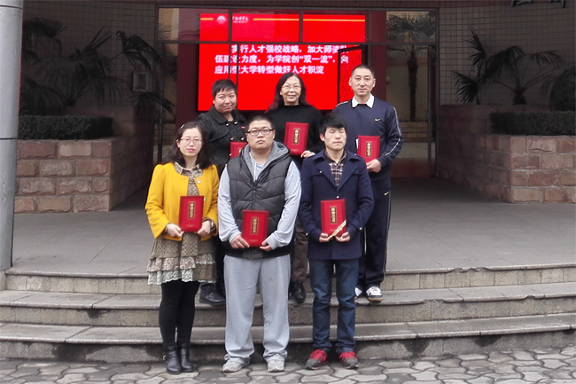 获奖学生与指导教师合影.jpg